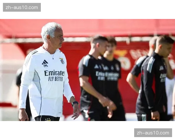 卡里克应对卢克肖伤退调整 左后卫位置人员变化与战术适应